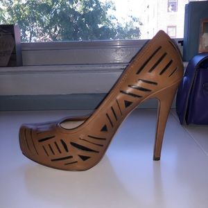 BCBG INTERNACIONAL HEELS